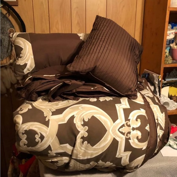 Elegant Brown and Cream Bedding Set